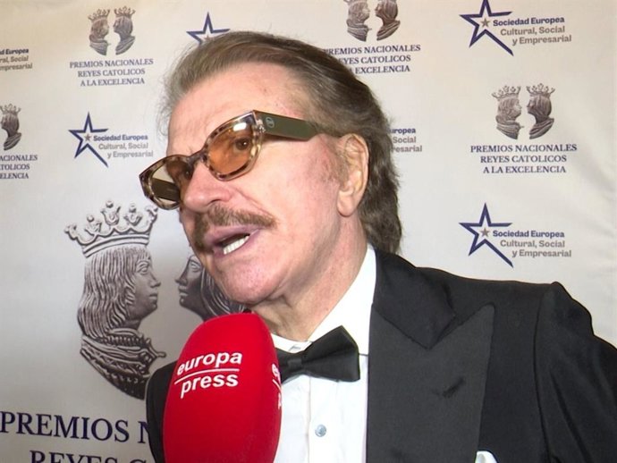 Edmundo Arrocet presume de complicidad con Julio Iglesias