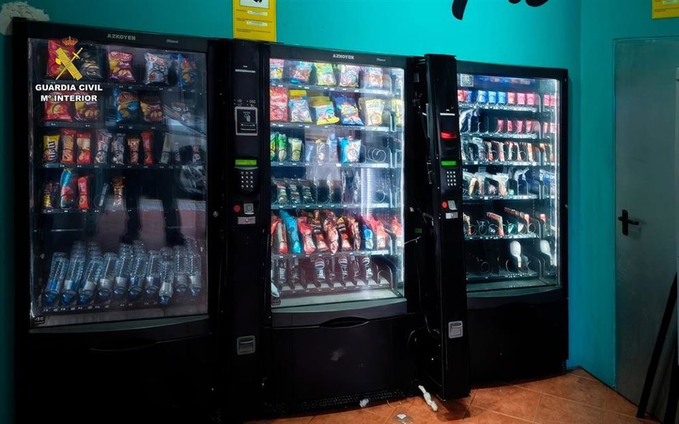 Máquinas expendedoras forzadas en la localidad de Cee