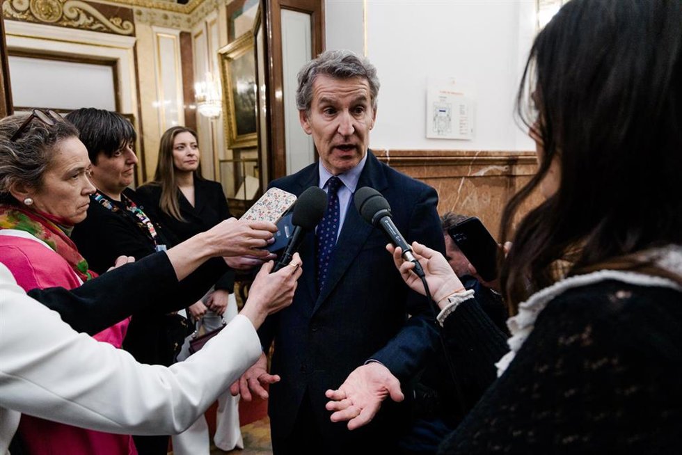 El presidente del PP, Alberto Núñez Feijóo, atiende a los medios de comunicación a su llegada a una sesión plenaria en el Congreso de los Diputados, a 24 de febrero de 2026, en Madrid (España).