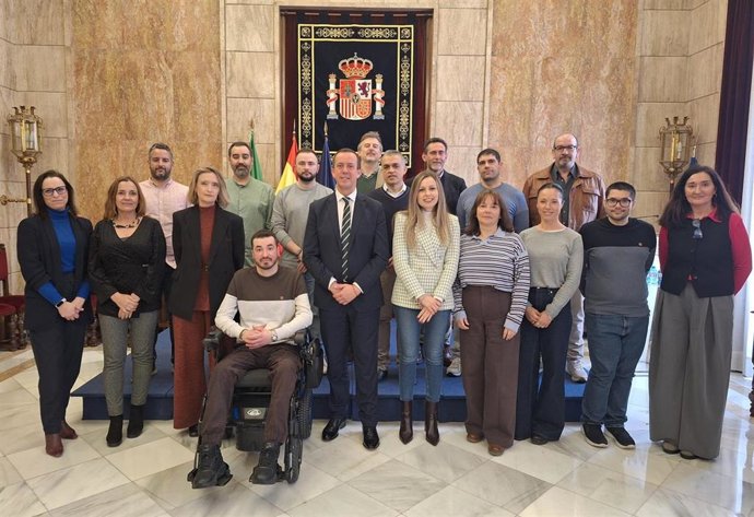 El subdelegado del Gobierno en Almería, José María Martín, junto a la vicesecretaria general de la Subdelegación, Raquel Contreras y los once nuevos empleados públicos de la Subdelegación.