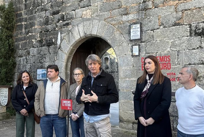 El candidato del PSOE a la Presidencia de la Junta, Carlos Martínez, en Arenas de San Pedro (Ávila).