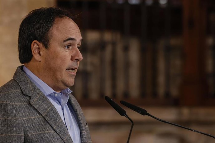 Archivo - El president de la Generalitat, Juanfran Pérez Llorca, durante una rueda de prensa.