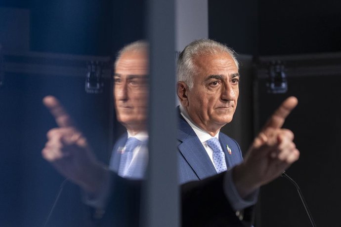 14 de fevereiro de 2026, Baviera, Munique: Reza Pahlavi, filho do deposto xá iraniano Mohammad Reza Pahlavi, fala durante uma coletiva de imprensa na 62ª Conferência de Segurança de Munique. Foto: Marijan Murat/dpa