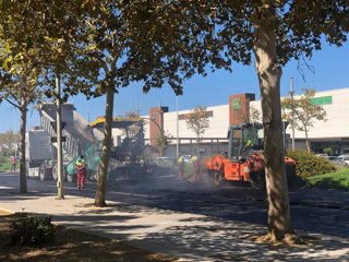 Archivo - Imagen de archivo de asfaltado en Huelva.