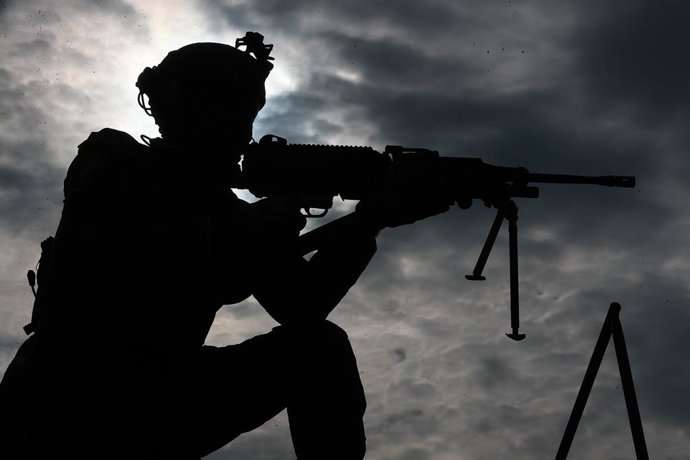 Archivo - Arquivo - 06 de janeiro de 2025, Iraque, Taji: Um soldado iraquiano participa das comemorações do Dia do Exército, que marca o 104º aniversário da fundação do exército iraquiano, na base militar de Camp Taji, ao norte de Bagdá. Foto: Ameer Al-Mo