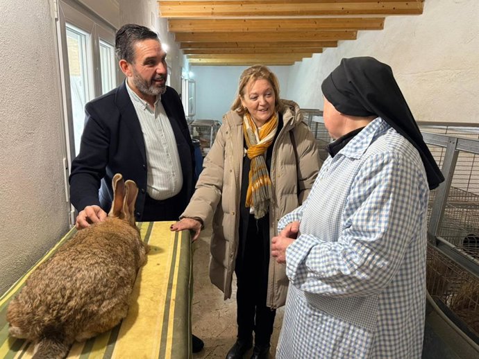 El vicepresidente, Joaquín Romera, y la diputada de Medio Ambiente, Agricultura y Ganadería, Marina García, han visitado el convento de San Antonio de Padua.
