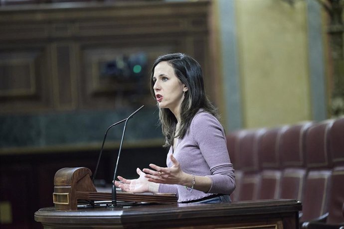 La secretaria general de Podemos, Ione Belarra, interviene durante una sesión plenaria, en el Congreso de los Diputados, a 26 de febrero de 2026, en Madrid (España).
