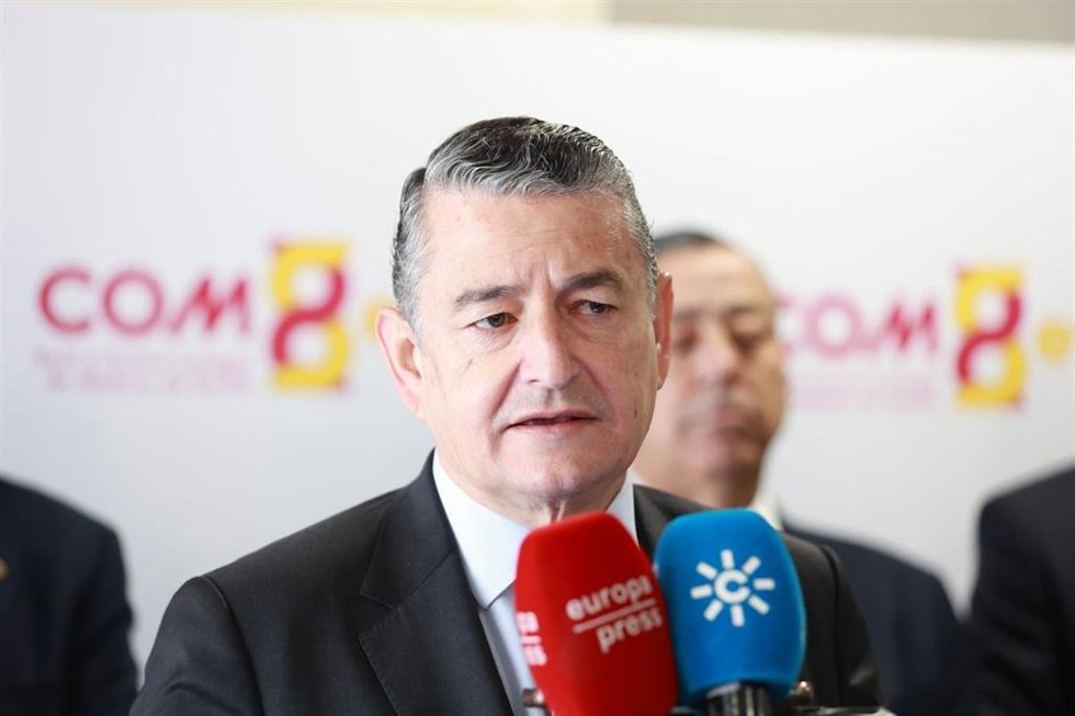 El consejero de Sanidad, Presidencia y Emergencias de la Junta de Andalucía, Antonio Sanz, en una atención a medios.