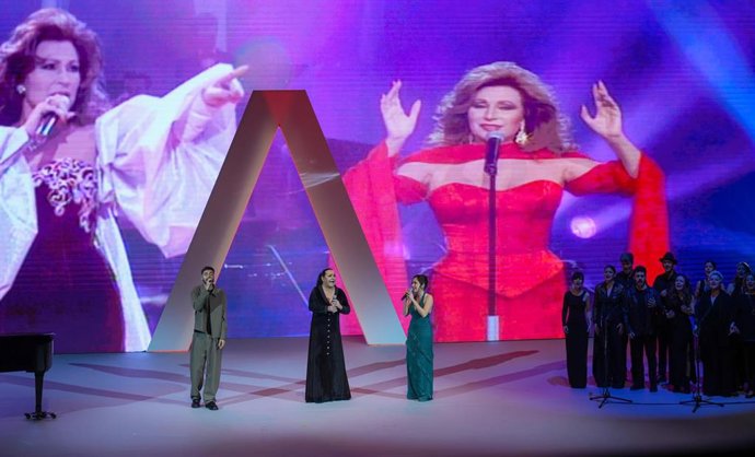 Los cantantes Falete, Raúle y María Parrado homenajean a Rocío Jurado en la gala de entrega de las medallas de Andalucía en el Teatro de la Maestranza de Sevilla