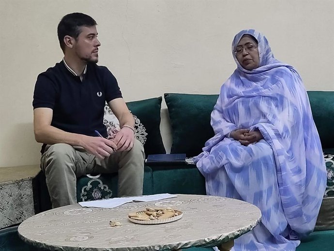 Gascón con la ministra de Sanidad de la RASD en los campamentos de refugiados saharauis. Foto de archivo.