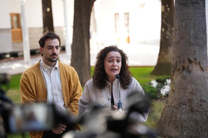 La portavoz del Grupo Por Andalucía, Inma Nieto, este sábado en declaraciones a los medios en el Parlamento con el también diputado José Manuel Gómez Jurado a su espalda.