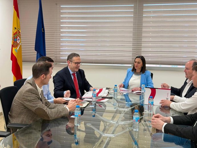 La consejera de Agua, Agricultura, Ganadería y Pesca, Sara Rubira, mantuvo un encuentro de trabajo con el director general de la Asociación Nacional de Industrias de la Carne de España (ANICE), Giuseppe Aloisio