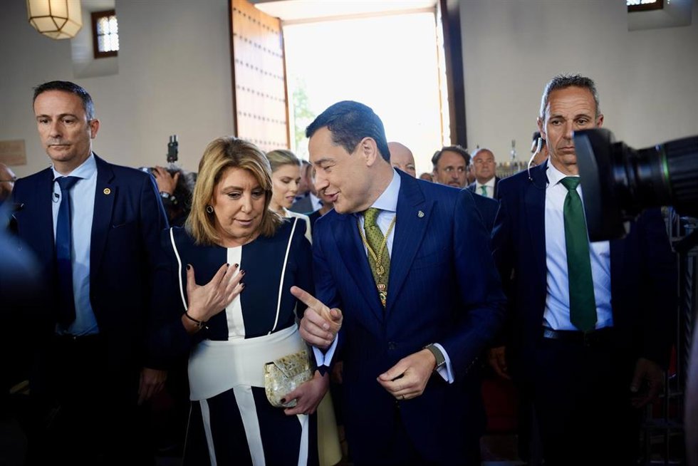 El presidente de la Junta de Andalucía, Juanma Moreno (d) saluda a la senadora, Susana Díaz a su llegada al acto del Día de Andalucía. A 28 de febrero de 2026 en Sevilla, Andalucía (España).