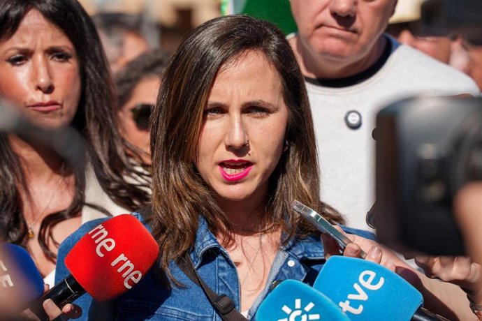 La diputada y secretaria general de Podemos, Ione Belarra, en su atención a medios en la manifestación por el Día de Andalucía convocada por la Plataforma 28F.