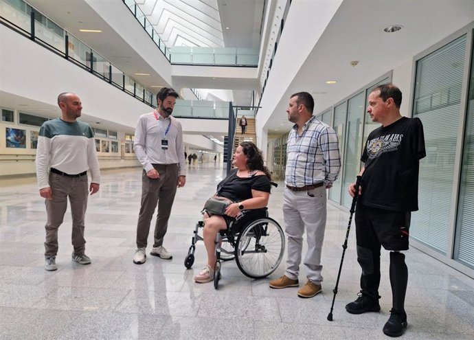 Un grupo de pacientes con profesionales del HUCA