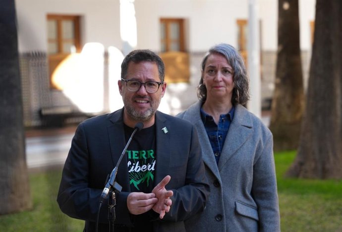 El portavoz de Adelante Andalucía, José Ignacio García, este sábado en declaraciones a los medios en el 28F junto a la también parlamentaria Begoña Iza.