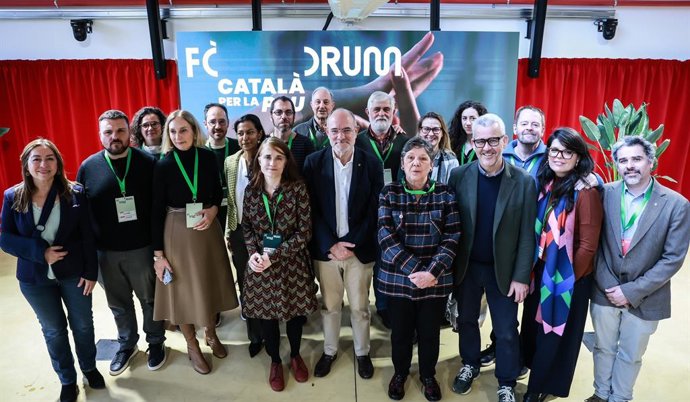 Foto de famiía del Fòrum Català per la Pau