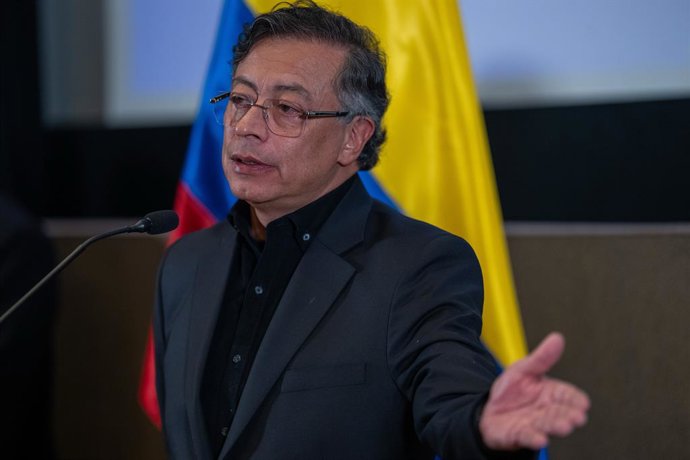 3 de fevereiro de 2026, Washington, D.C., Estados Unidos: O presidente da Colômbia, Gustavo Petro, fala com membros da mídia na Embaixada da Colômbia em Washington, D.C., dizendo que manteve conversas positivas com o presidente dos Estados Unidos, Donald 