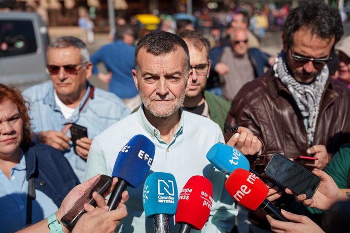 El coordinador federal de Izquierda Unida, Antonio Maíllo, en declaraciones a los medios antes del inicio de la manifestación convocada por la Plataforma 28F en Sevilla con motivo del Día de Andalucía.