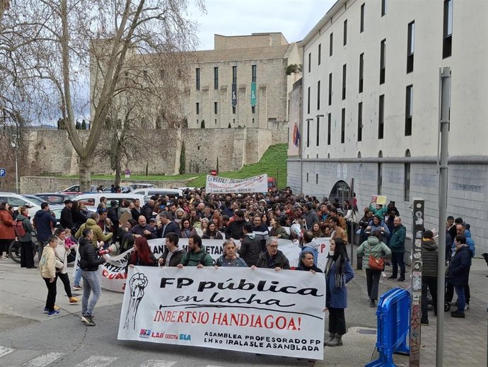 Manifestación para criticar la "caótica implantación" de la FP Dual y reclamar una mayor inversión en la educación pública.
