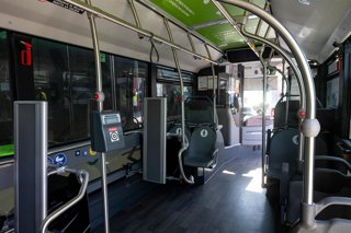 Archivo - Validadora en la parte central de los nuevos buses urbanos para usuarios con discapacidad o con carritos de bebé
