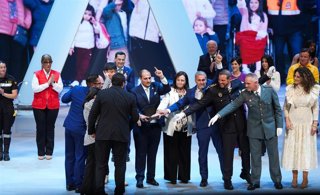 Entrega de la Medalla de Andalucía a los Valores Humanos, Solidaridad y Concordia al pueblo de Adamuz de la mano de su alcalde, Rafael Ángel Moreno, y diez vecinos de la localidad