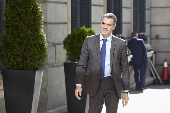 O presidente do Governo, Pedro Sánchez, à saída de uma sessão plenária no Congresso dos Deputados, em 26 de fevereiro de 2026, em Madri (Espanha). O plenário do Congresso vota hoje a revogação ou validação do decreto-lei que prorroga o chamado