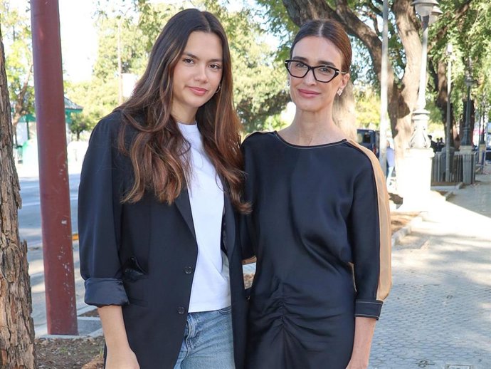 Paz Vega, Hija Predilecta de Andalucía, arropada por su hija Ava Salazar