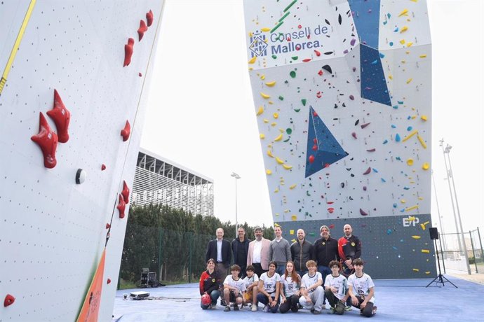 Foto grupal del acto de inauguración de los dos nuevos rocódromos del polideportivo de Sant Ferran.