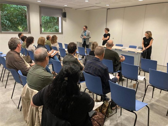 Imagen De Una Reunión En El Auditorio Regional Víctor Villegas Con Los Programadores Del Circuito Profesional