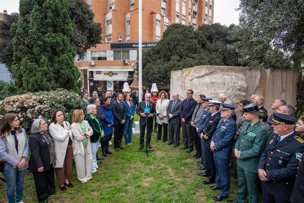 El alcalde de Málaga, Francisco de la Torre, junto a otros ediles de la Corporación municipal, ha participado esta mañana en el acto institucional organizado por el Ayuntamiento de Málaga con motivo de la celebración del Día de Andalucía ante el monumen