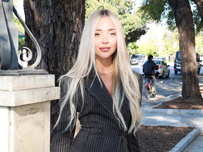 Ana Mena, nerviosa pero feliz, recoge la Medalla de Andalucía en uno de los mejores momentos de su vida