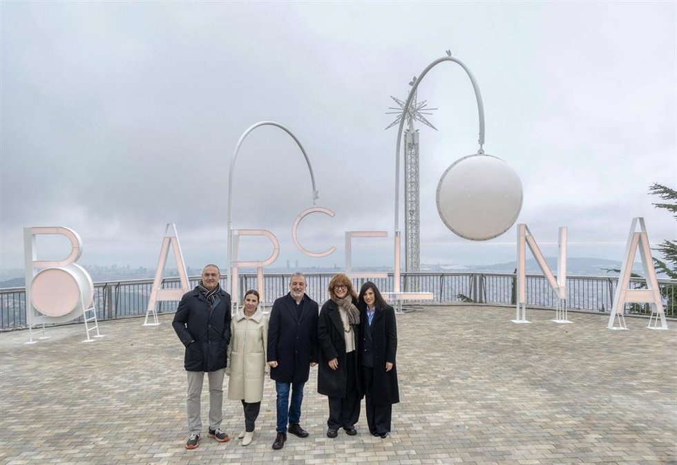 El arquitecto Josep Mis,  la directora general de BSM, Marta Labata, el alcalde de Barcelona, Jaume Collboni, la primera teniente de alcalde, Laia Bonet, y la la directora del Parque de atracciones Tibidabo, Rosa Ortiz en Tibidabo.