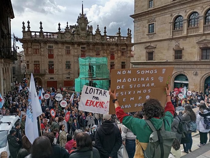 Cientos de personas claman en Santiago por un sistema educativo "inclusivo": "La diversidad es una prioridad"