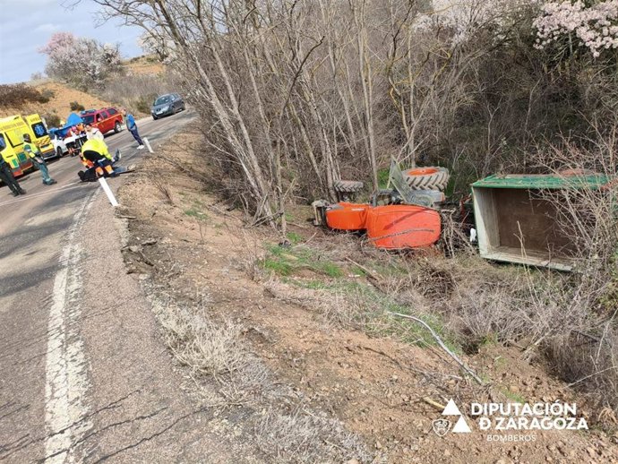 Lugar del accidente en el que un hombre ha resultado herido al volcar el tractor que conducía por la A-211 a la altura de la localidad zaragozana de Daroca.