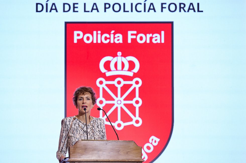 La presidenta del Gobierno de Navarra, María Chivite, durante su intervención en el acto de celebración del Día de la Policía Foral.