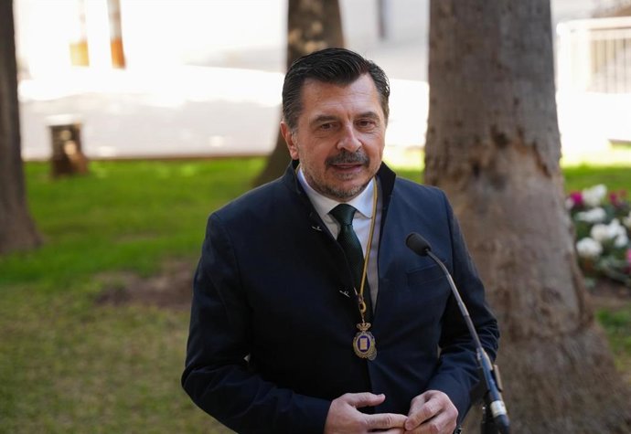 El portavoz del Grupo Popular, Toni Martín, este sábado en declaciones a los medios en el Parlamento con motivo del 28F.