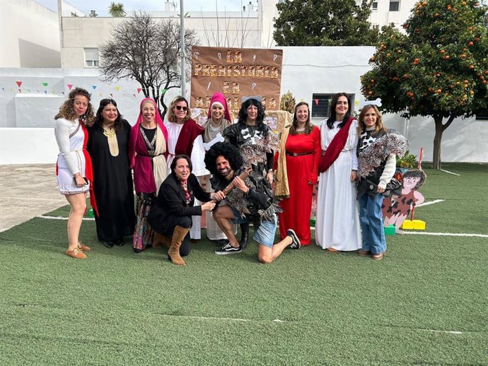 La delegada de Educación del Ayuntamiento de Jerez de la Frontera (Cádiz), Nela García, durante su visita al CEIP Gloria Fuertes.