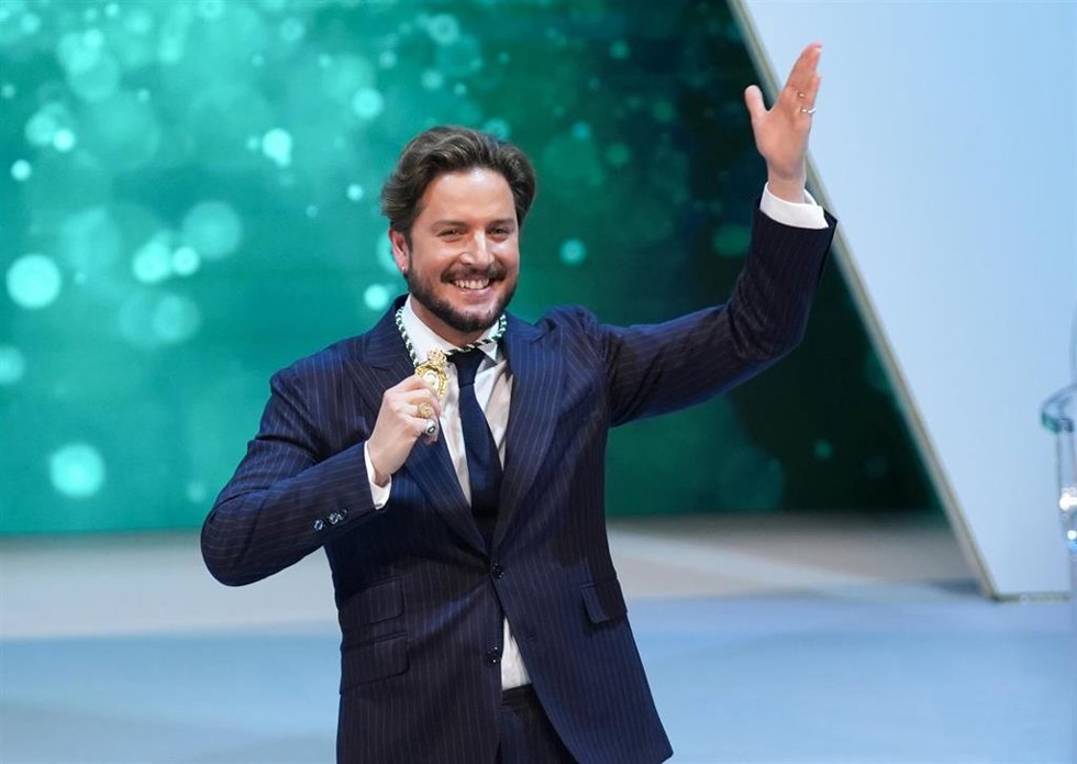 Manuel Carrasco recogiendo la distinción de Hijo Predilecto de Andalucía