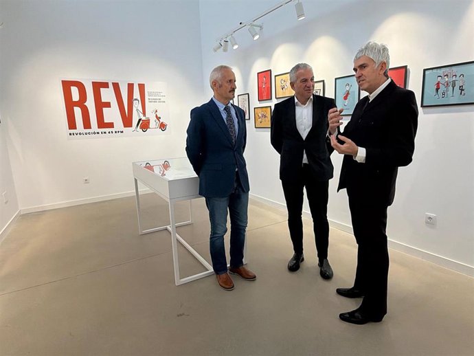 Nicanor Sen acompañado por Alex Cooper en la visita a el Museo de la Música de Santa Colomba de Somoza (León).