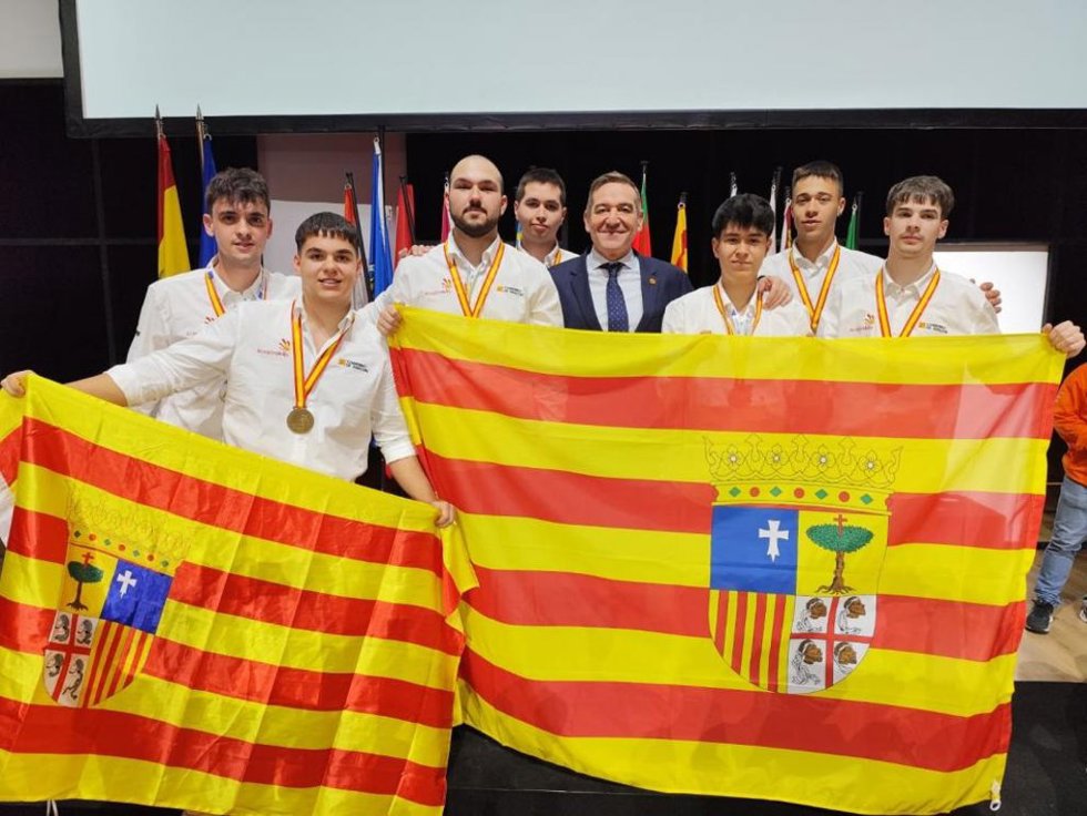 En la foto, los siete medallistas aragoneses con el director general de Planificación, Centros y FP, Luis Mallada