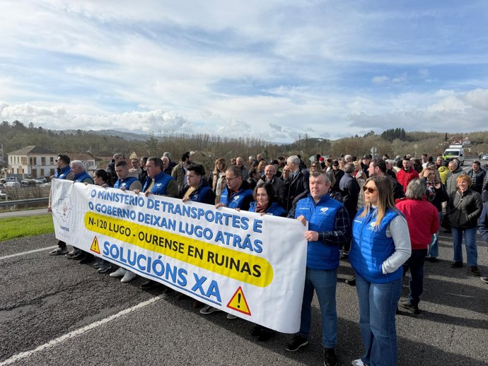 Manifestación por el estado de la N-120 en Lugo.