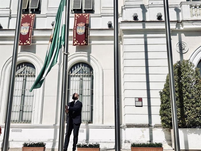 El alcalde de El Puerto de Santa María, Germán Beardo, durante el izado de la bandera de Andalucía.