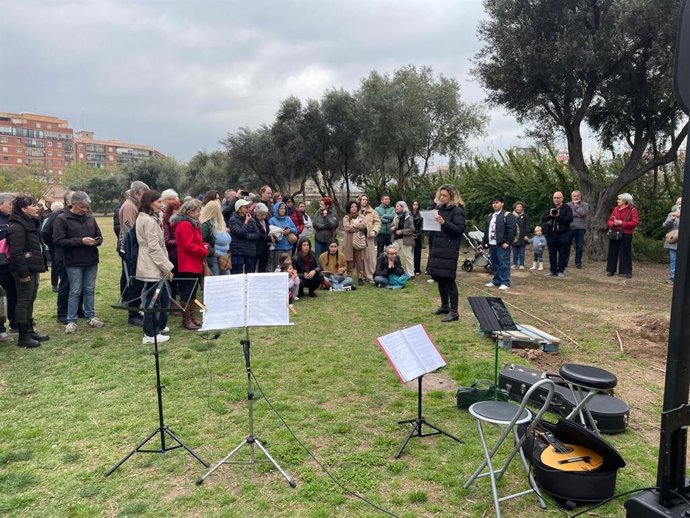 Centro de Voluntariado La Cantina planta un Olivo Homenaje a las Víctimas de la dana en el Parque Central.