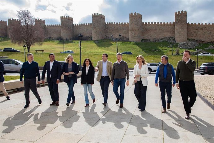 El presidente del Partido Popular, Alberto Núñez Feijóo (4d), el presidente de la Junta y candidato a la reelección, Alfonso Fernández Mañueco (5i), a su llegada al acto de partido junto con otros resposables autonómicos y locales del PP