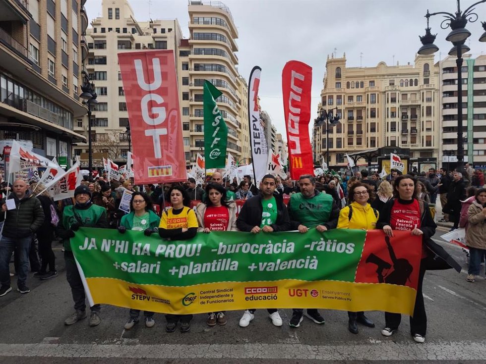 Una manifestación exige a la Conselleria una "negociación real y efectiva" para mejorar las condiciones del profesorado