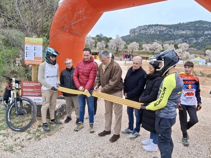 El Consejero De Medio Ambiente Y Turismo Y Responsable Del FITE, Manuel Blasco, El Subdelegado Del Gobierno En Teruel, Enrique Gómez, Y El Presidente De La Comarca Del Matarraña, Fernando Camps, En La Inauguración De La Instalación