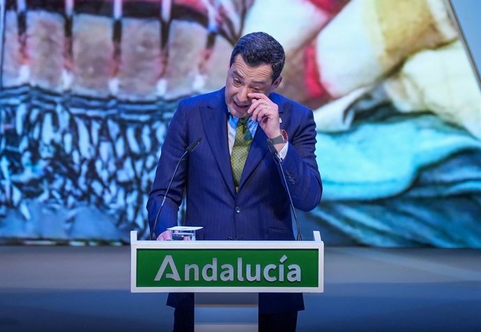 O presidente da Junta da Andaluzia, Juanma Moreno, participa do evento. Em 28 de fevereiro de 2026, em Sevilha, Andaluzia (Espanha). O presidente Juanma Moreno preside no Teatro de la Maestranza Sevilla a cerimônia do Dia da Andaluzia, onde se entr