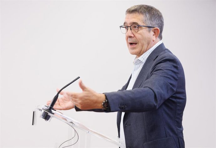 Archivo - El portavoz del PSOE en el Congreso, Patxi López, durante una rueda de prensa, en una imagen de archivo.