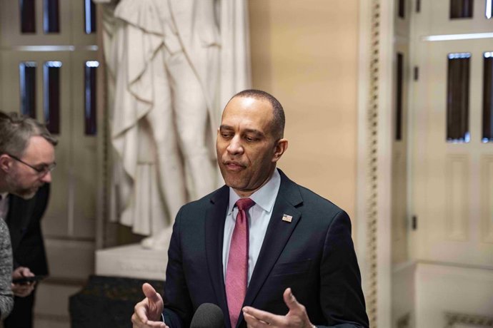 24 de fevereiro de 2026, Washington, Distrito de Columbia, EUA: O líder da minoria na Câmara dos Representantes dos Estados Unidos, Hakeem Jeffries (democrata de Nova York), fala em uma coletiva de imprensa no Capitólio dos EUA, em Washington, DC, EUA, na